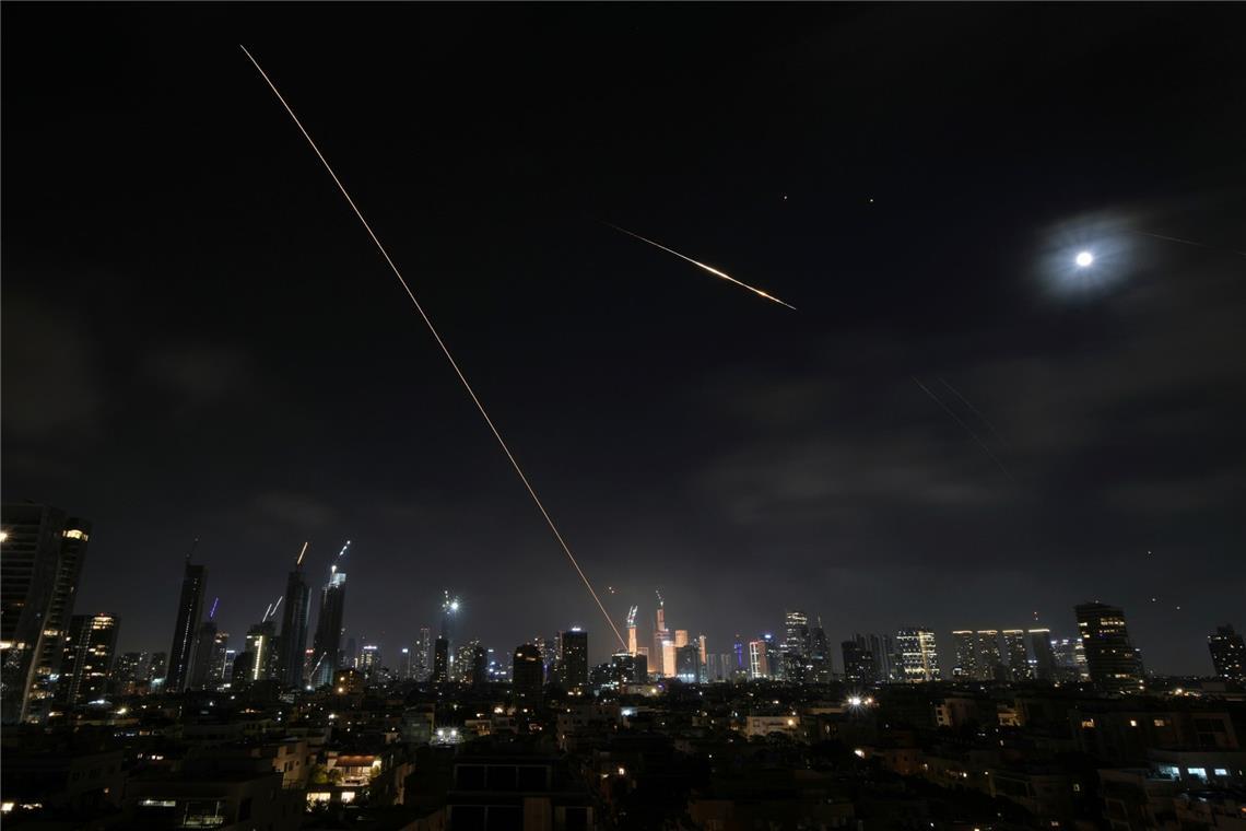 Ein Geschoss ist zu sehen, wie es am frühen Samstag in ein Gebäude einschlägt (Archivbild).