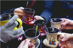 Ein geselliges treffen bei einem Glühwein - das geht am Wochenende bei Weinbau Schwarz. Symbolfoto: Joscha - stock.adobe.com