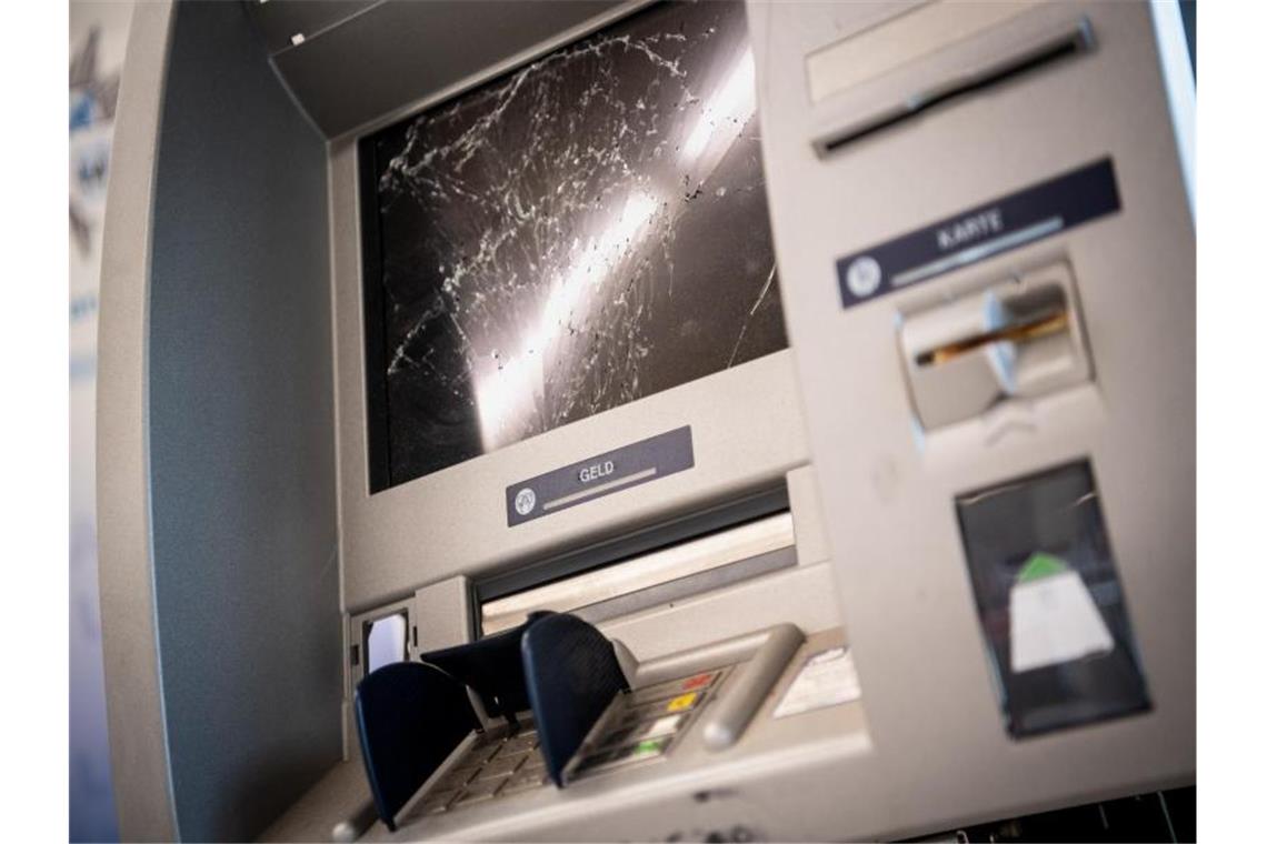 Unbekannte sprengen Geldautomaten