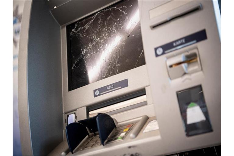 Ein gesprengter Geldautomat. Foto: Matthias Balk/dpa/Symbolbild