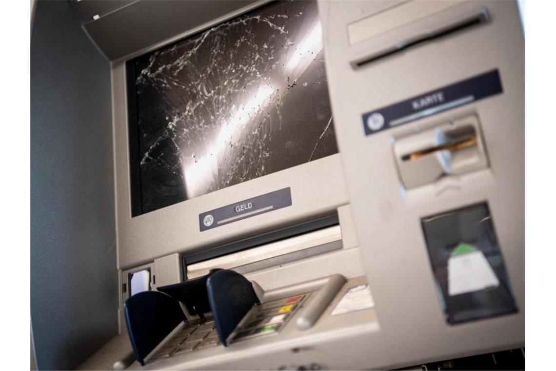 Täter sprengen Bankautomaten und fliehen Ein gesprengter Geldautomat. Foto: Matthias Balk/dpa/Symbolbild