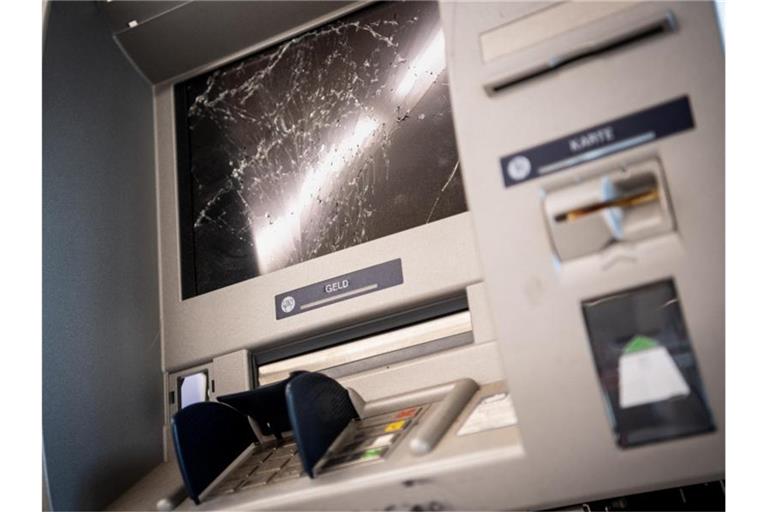 Ein gesprengter Geldautomat. Foto: Matthias Balk/dpa/Symbolbild