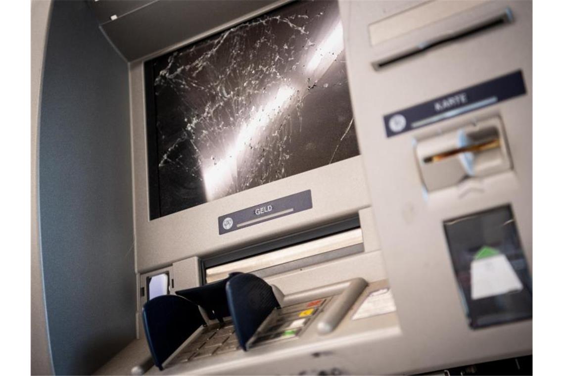 Mutmaßlicher Automatensprenger ausgeliefert: Prozess Ein gesprengter Geldautomat. Foto: Matthias Balk/dpa/Symbolbild