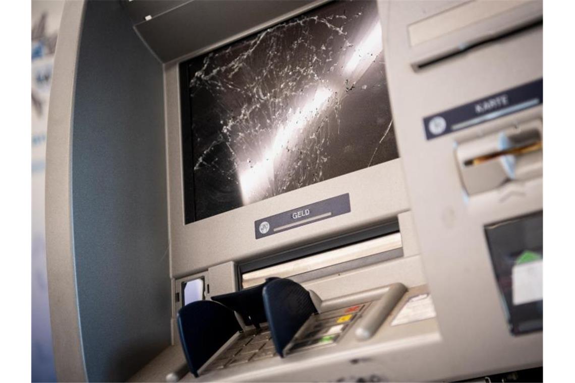 Geldautomat in ehemaliger Bank in Kraichtal aufgebrochen Ein gesprengter Geldautomat. Foto: Matthias Balk/dpa/Symbolbild