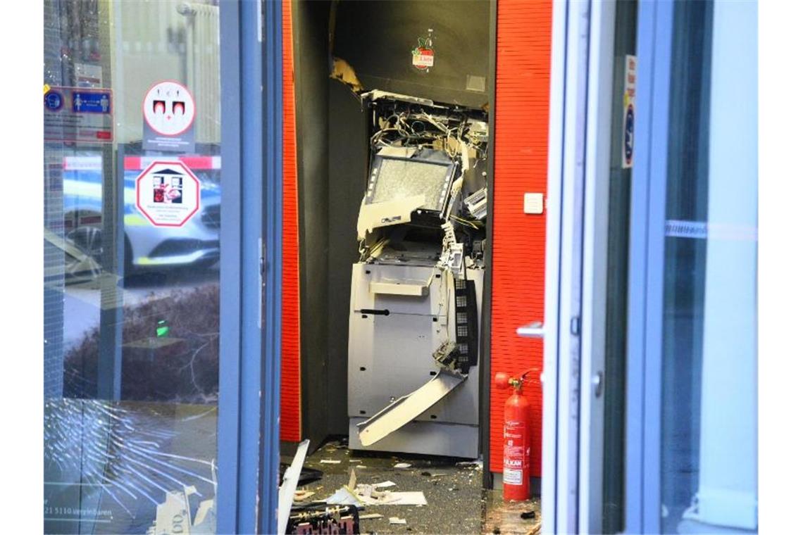 Angst reicht nicht: Gericht gegen Abbau von Geldautomat Ein gesprengter Geldautomat in einem Bankgebäude in Heidelberg. Foto: René Priebe/dpa