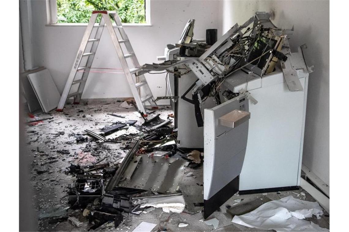 BKA-Prognose: Dieses Jahr über 400 Geldautomaten gesprengt Ein gesprengter Geldautomat in einer Bankfiliale in Bremen. Foto: Sina Schuldt/dpa/Archivbild