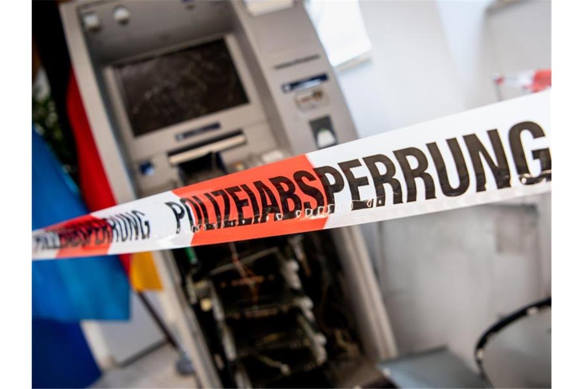 Bankräuber sterben aus - Strukturwandel in krimineller Szene Ein gesprengter Geldautomat ist heute eher die Seltenheit - das Geschäft lohnt sich für die Täter nicht mehr. Die Aufklärungsquoten sind zu hoch und somit das Risiko für Verbrecher. (Archivbild). Foto: Matthias Balk/dpa