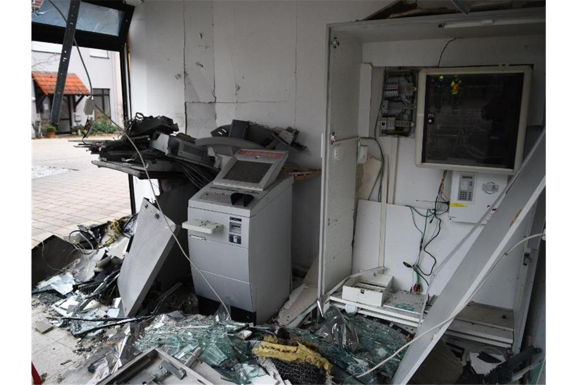 Zahl der Geldautomaten-Sprengungen so hoch wie nie zuvor Ein gesprengter Geldautomat steht in einem Bankraum in Ladenburg. Foto: R.Priebe/Pr-Video/dpa/Archivbild