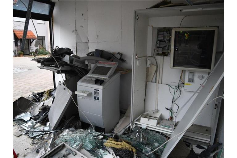Ein gesprengter Geldautomat steht in einem Bankraum in Ladenburg. Foto: R.Priebe/Pr-Video/dpa/Archivbild