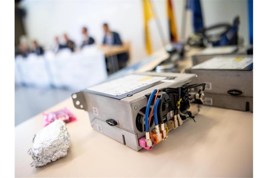 Navis und Radios: Erneut Schlag gegen Autoschieber-Bande Ein gestohlenes Navigationssystem liegt auf der Pressekonferenz zu einer gefassten Autoschieber-Bande auf einem Tisch. Foto: Fabian Sommer