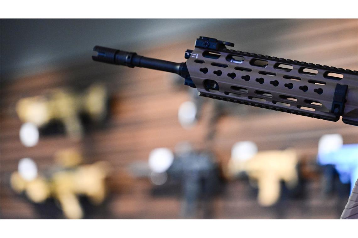 Ein Gewehr von Heckler & Koch in einem Ausstellungsraum der Firma in Oberndorf.