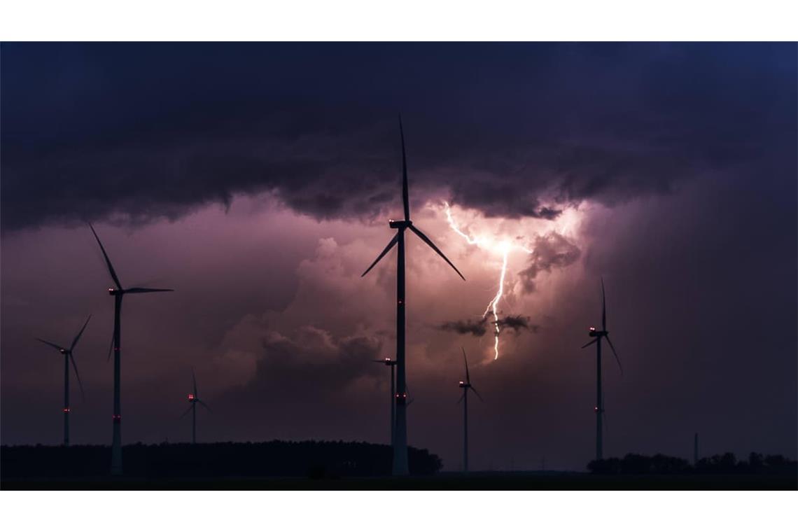 Ein Gewitter zeichnet sich hinter Windrädern ab in Duben (Archivfoto).