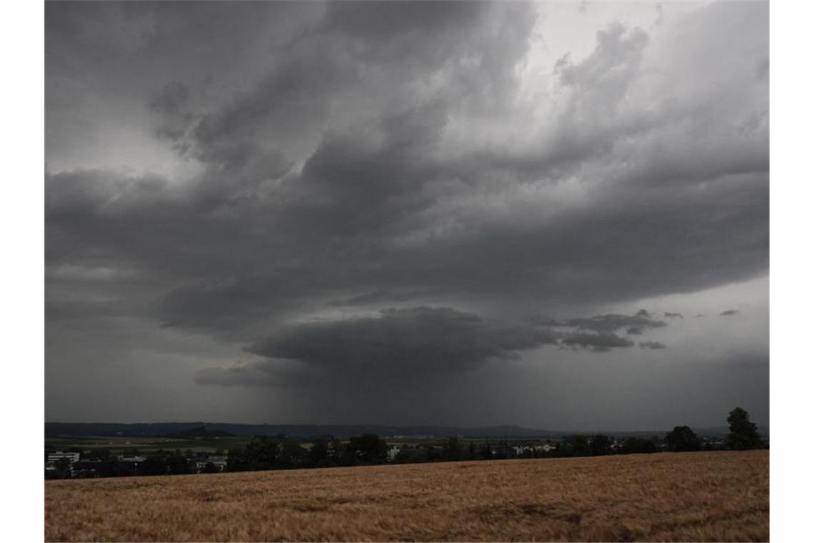 Kräftige Gewitter, Hagel und Starkregen im Südwesten Ein Gewitter zieht auf. Foto: Andreas Rosar/dpa