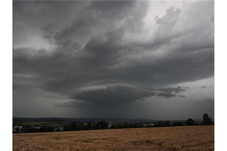 Ein Gewitter zieht auf. Foto: Andreas Rosar/dpa