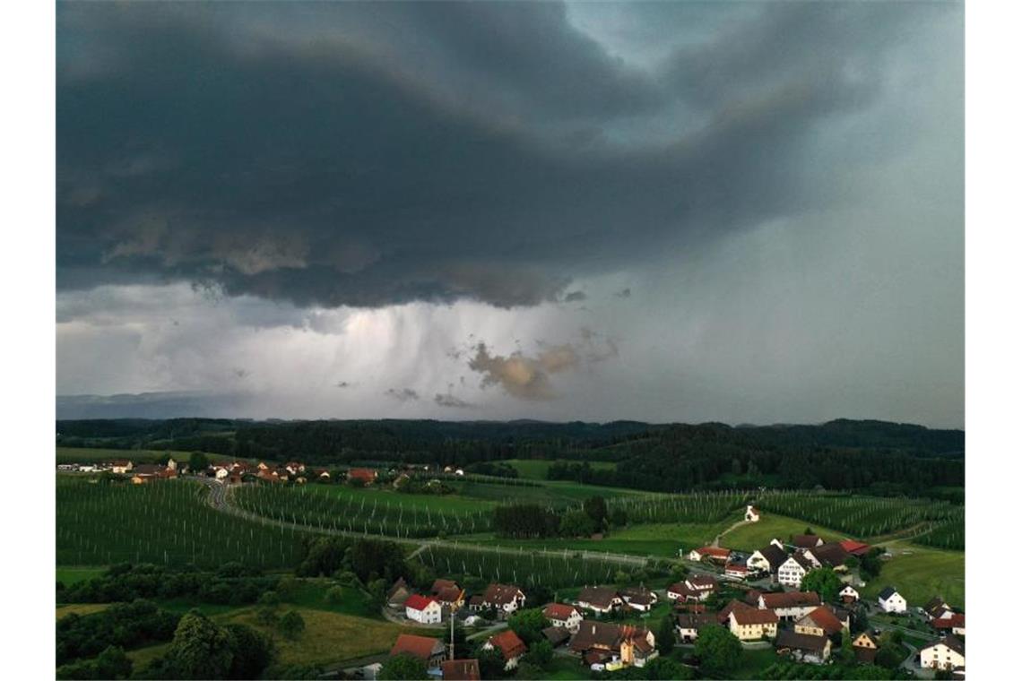 Ein Gewitter zieht von den Alpen Richtung Allgäu. Kurz darauf begann es stark zu regnen. Foto: Felix Kästle/dpa