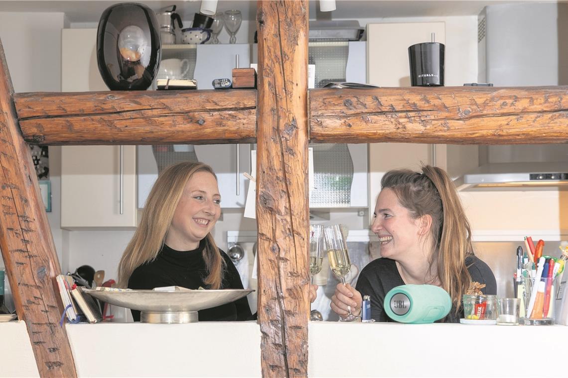 „Kim muss die Spinnen wegmachen“ Ein Gläschen Sekt zum Wiedersehen: Alina Ostertag (rechts) stößt mit ihrer Mitbewohnerin Kim Höfer an, die zurzeit auf Reisen ist und gerade wieder Station in Backnang macht. In der schön sanierten Altbauwohnung fühlen sie sich voll und ganz zu Hause. Foto: A. Becher