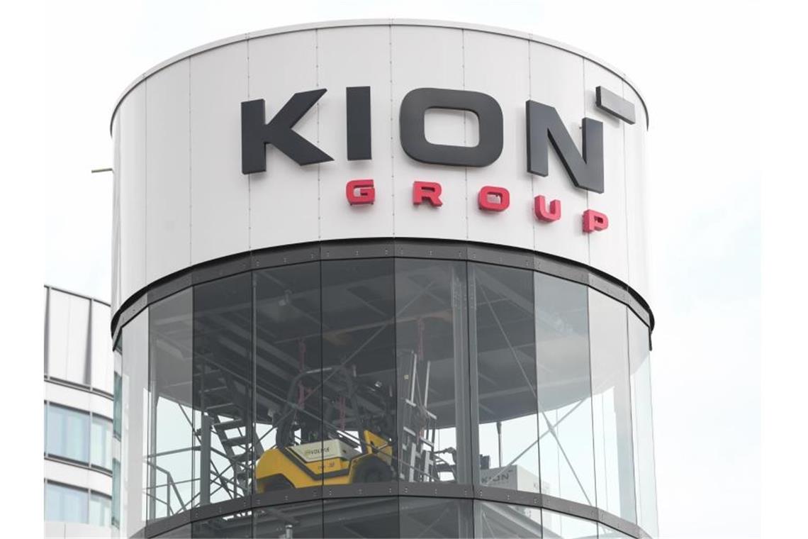 Ein gläserner Turm mit einem Gabelstapler steht vor der Konzernzentrale der Kion Group in Frankfurt. Foto: Arne Dedert/dpa