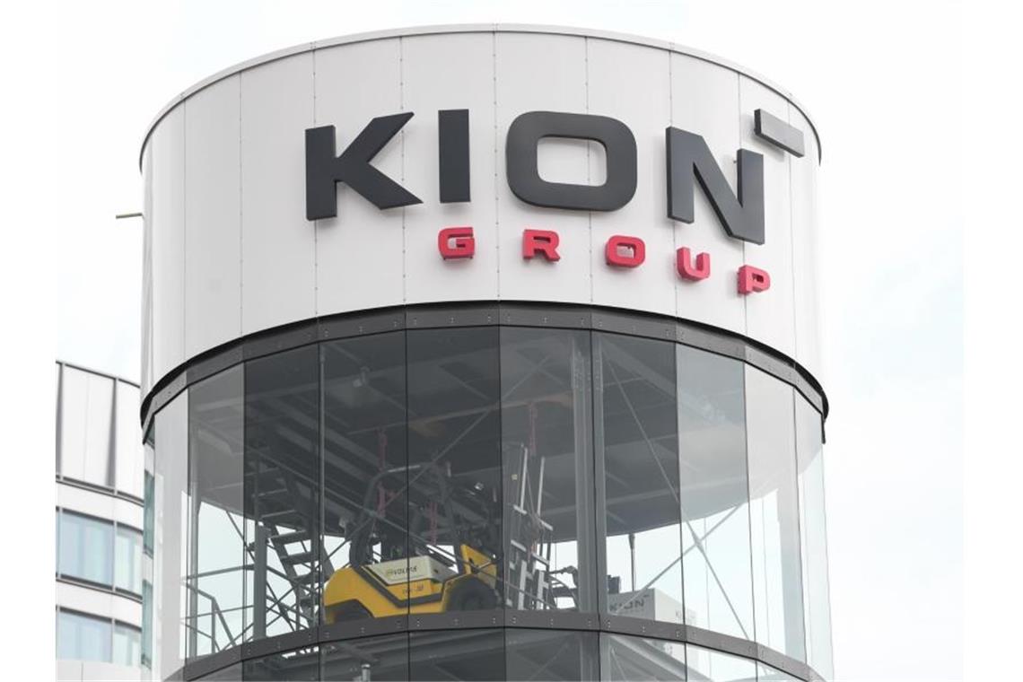Gabelstapler-Hersteller Kion profitiert von Online-Handel Ein gläserner Turm mit einem Gabelstapler steht vor der Konzernzentrale der Kion Group in Frankfurt. Foto: Arne Dedert/dpa
