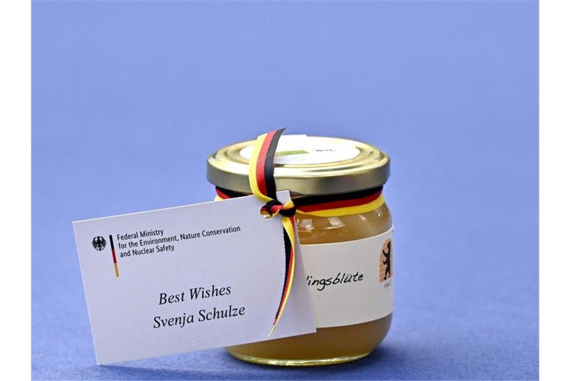 Schulze für schärferes EU-Klimaziel Ein Glas Honig steht als Willkommensgeschenk zur Eröffnung der Petersberger Klimadialog-Klimakonferenz auf den Teilnehmerplätzen. Foto: Tobias Schwarz/AFP POOL
