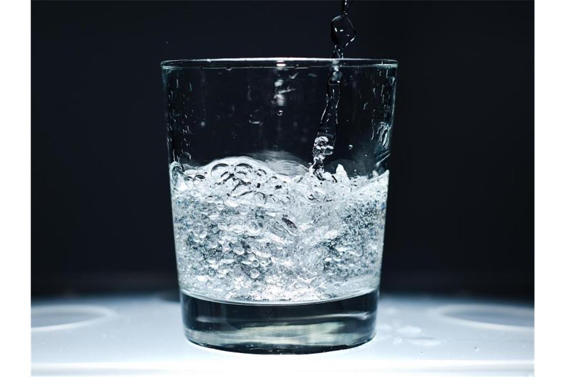 Gewerkschaft: Tarifvertrag für Mineralbrunnen-Mitarbeiter Ein Glas wird mit Mineralwasser befüllt. Foto: picture alliance / dpa/Symbolbild