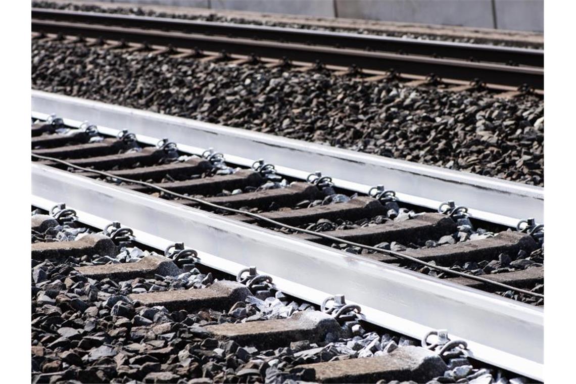 Weiße Farbe soll Bahngleise vor Sonne und Hitze schützen