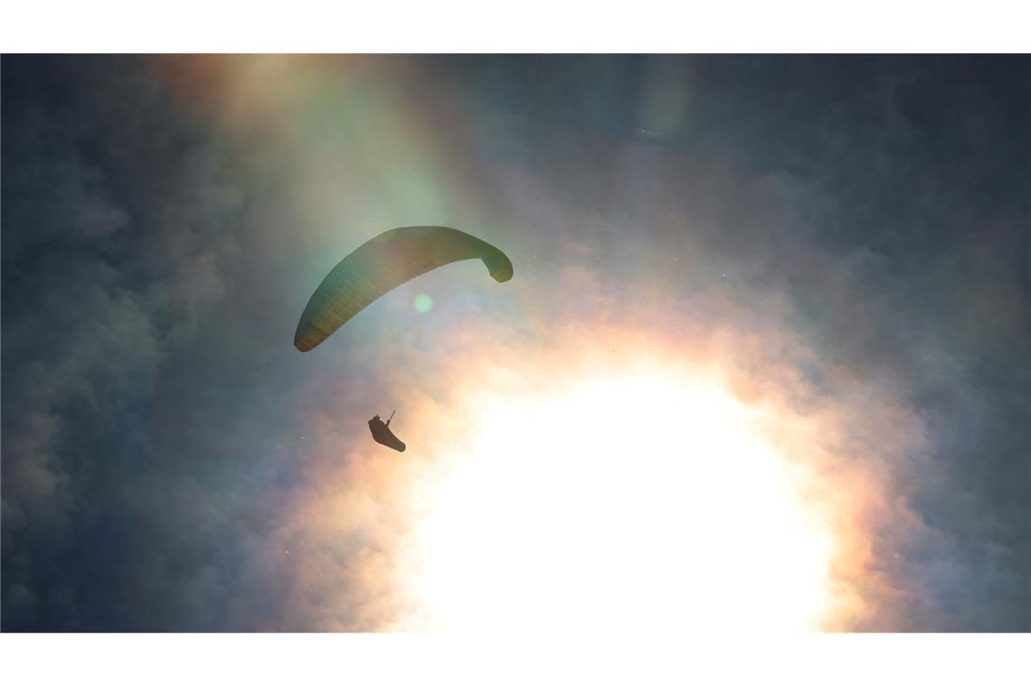 Ein Gleitschirmflieger in China geriet ungewollt in eisige Höhen. (Symbolbild)