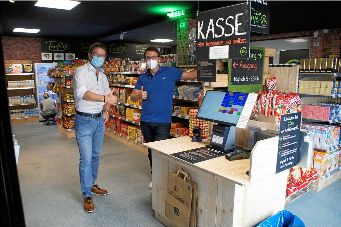 Tante-M-Laden direkt an der B14 Ein glückliches Duo: Bürgermeister Christoph Jäger (links) und Tante-M-Erfinder Christian Maresch. Foto: U. Gruber