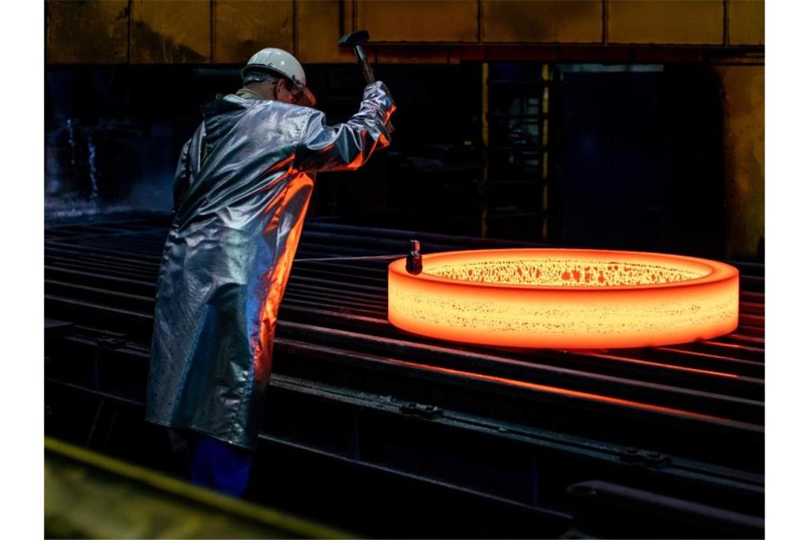 Deal zu US-Stahlzöllen: Wirtschaft fordert weitere Schritte Ein glühender Rohling wird im ThyssenKrupp Werk Rothe gestempelt. Foto: Marcel Kusch/dpa
