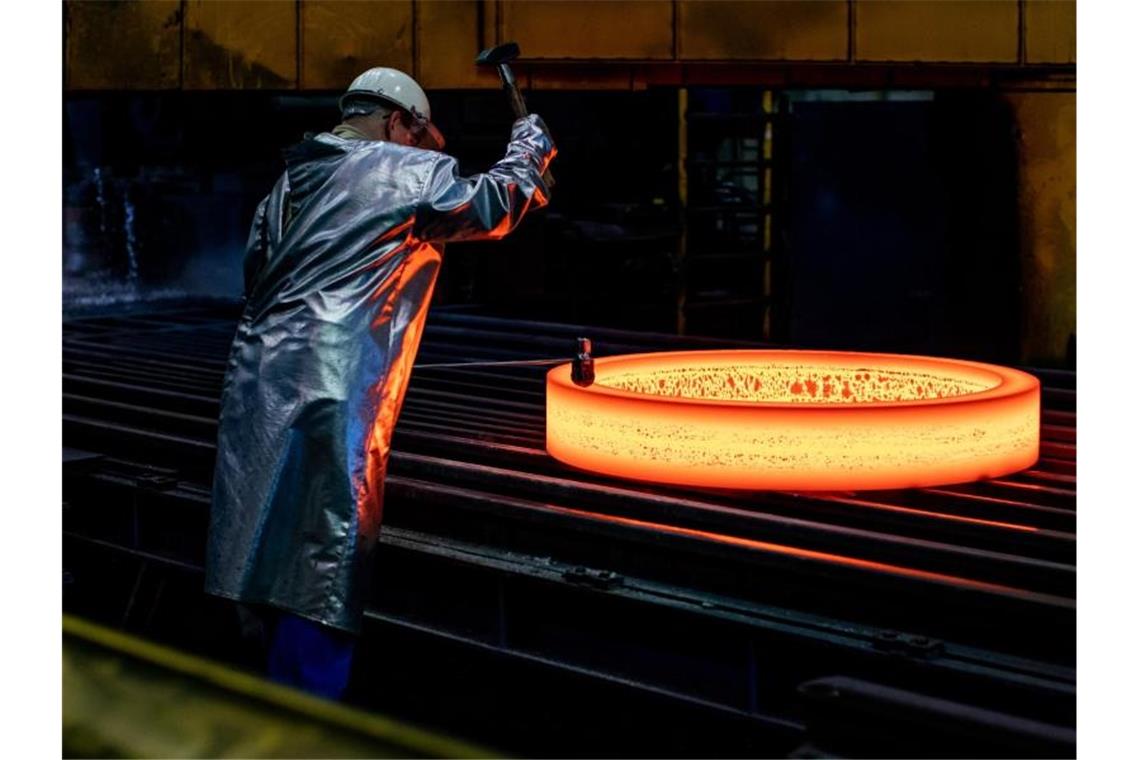 Ein glühender Rohling wird im ThyssenKrupp Werk Rothe gestempelt. Foto: Marcel Kusch/dpa