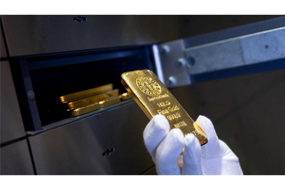 Ein Goldbarren - immer wertvoller. (Archivbild)