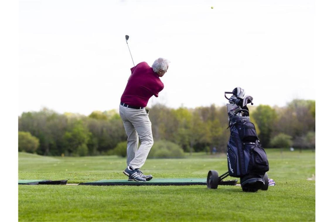 Weitere Lockerungen: Land erlaubt Golf und Tennis Ein Golfer schlägt den Ball in weite Ferne. Foto: Frank Molter/dpa/Archivbild