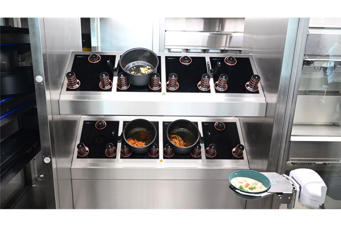 Ein Goodbytz-Roboter bereitet im Universitätsklinikum in Tübingen Essen zu. (Archivbild)