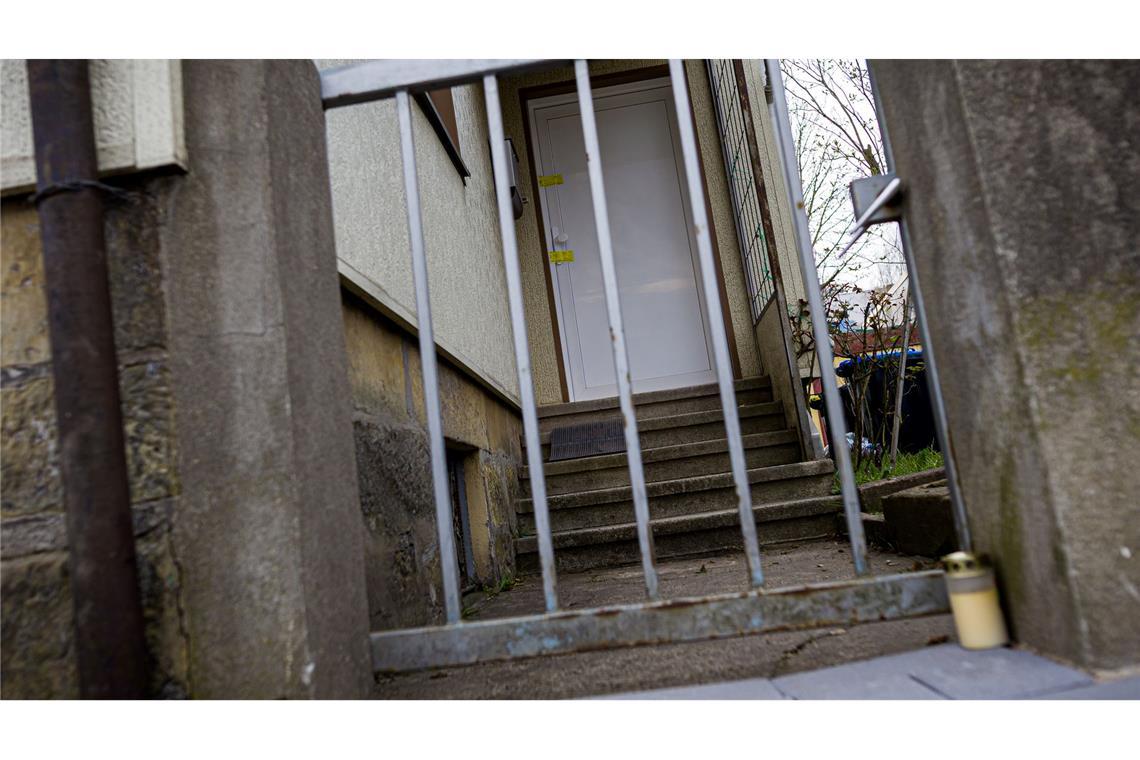 Ein Grablicht wurde vor dem Einfamilienhaus abgestellt.