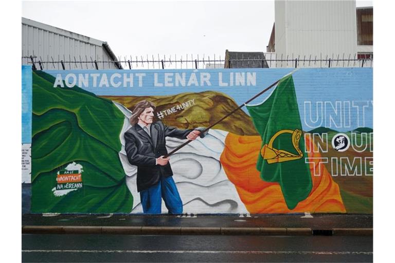 Ein Graffiti in Belfast wirbt für eine Wiedervereinigung Nordirlands mit der Republik Irland. Im Streit um Post-Brexit-Regeln ist Nordirland zum ewigen Zankapfel zwischen Brüssel und London geworden. Foto: Larissa Schwedes/dpa