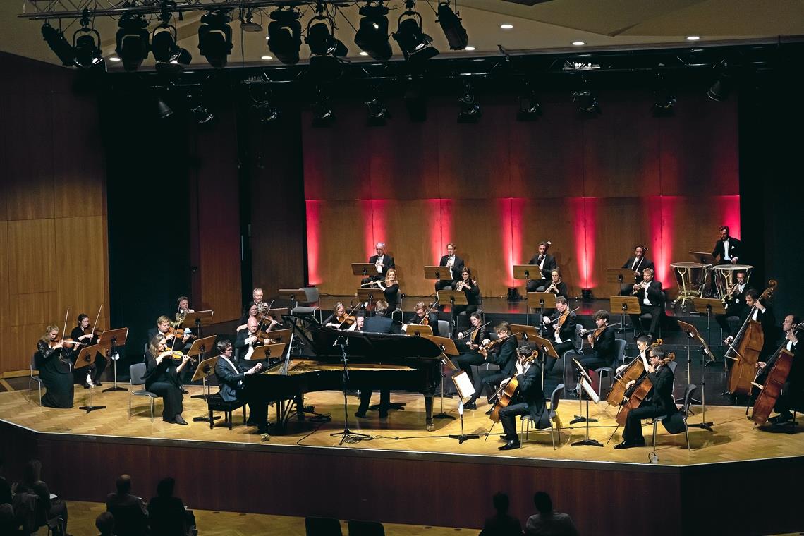 Ein grandioser Auftritt: Das Schwarzwald Kammerorchester mit Klavier von Frank Dupree im Backnanger Bürgerhaus. Foto: J. Fiedler