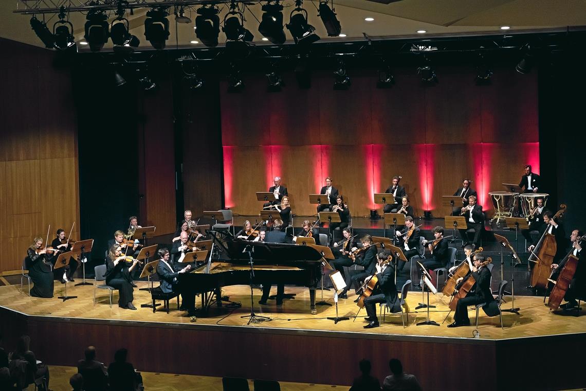 Symphonisches Musikfest im Bürgerhaus Ein grandioser Auftritt: Das Schwarzwald Kammerorchester mit Klavier von Frank Dupree im Backnanger Bürgerhaus. Foto: J. Fiedler