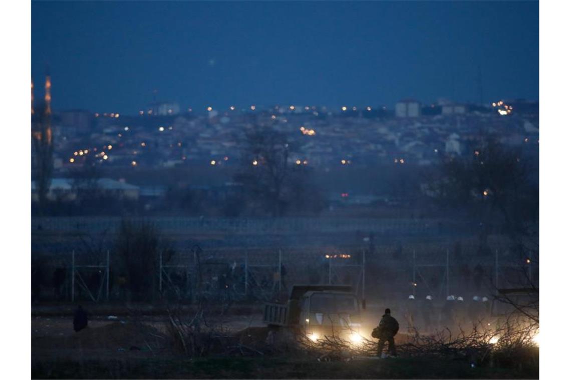 Ein griechischer Soldat patrouilliert in der Nähe des geschlossenen Grenzübergangs Kastanies. Foto: Dimitris Tosidis/XinHua/dpa