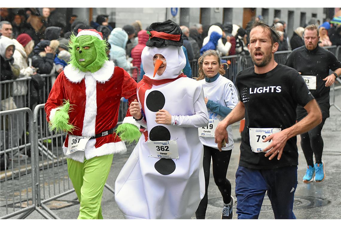 Ein Grinch, ein Schneemann und Carolin Aichholz von der BKZ.