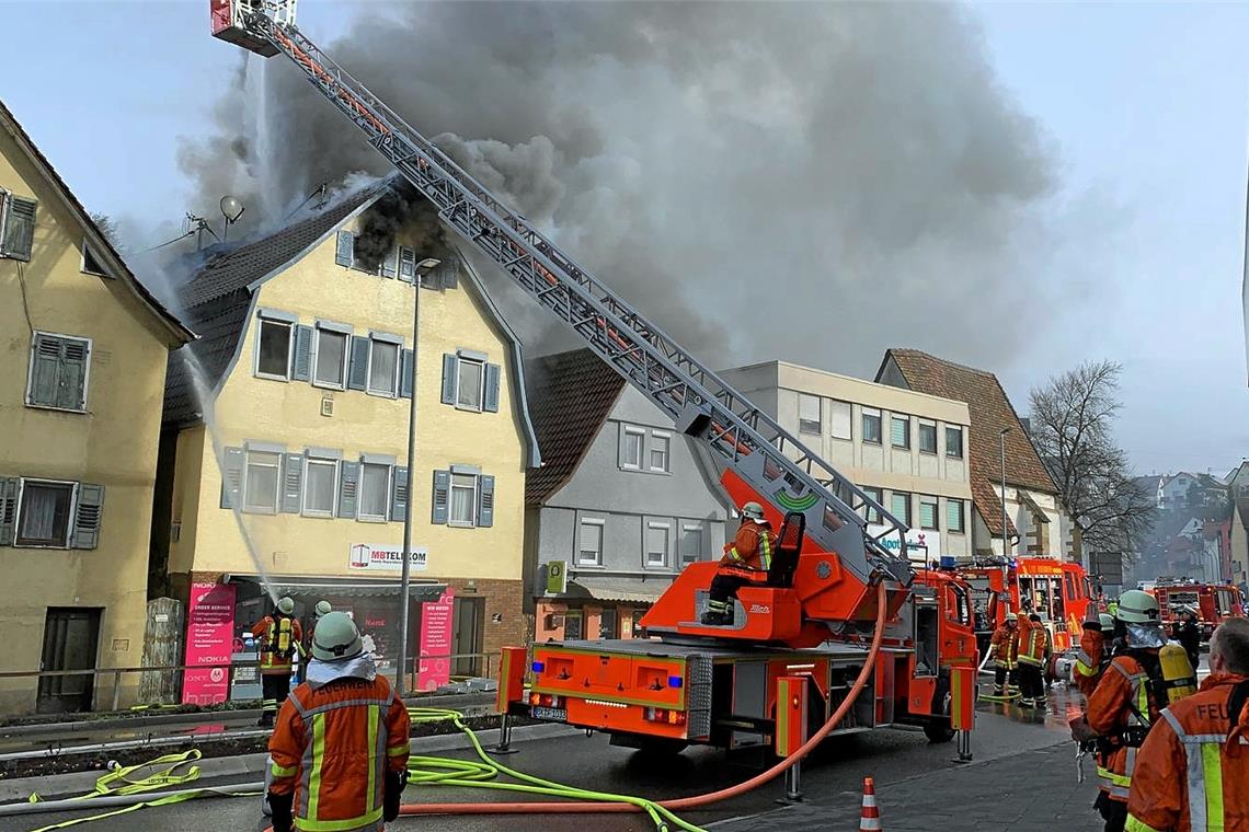 Ein Großaufgebot an Feuerwehrmännern verhinderte das Übergreifen der Flammen.