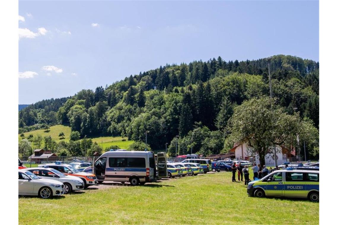 Ein Großaufgebot der Polizei sucht den bewaffneten Mann in und um Oppenau im Schwarzwald. Foto: Philipp von Ditfurth/dpa