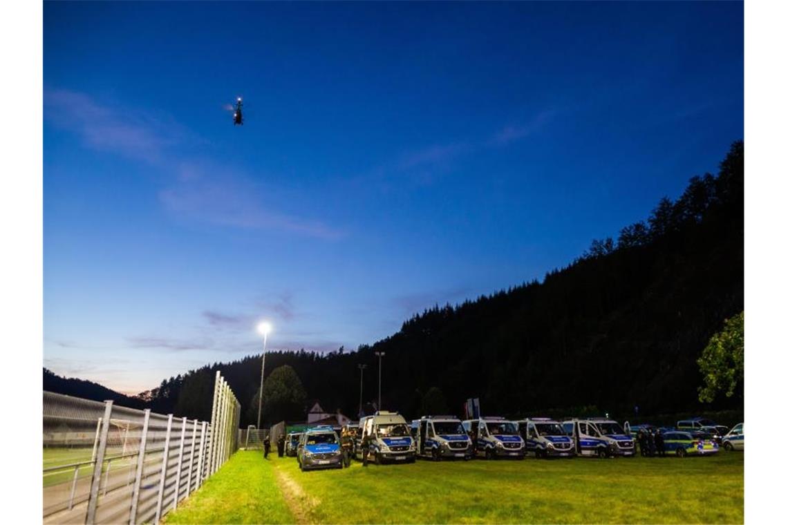 Ein Großaufgebot der Polizei sucht seit dem Vormittag einen bewaffneten Mann. Foto: Philipp von Ditfurth/dpa