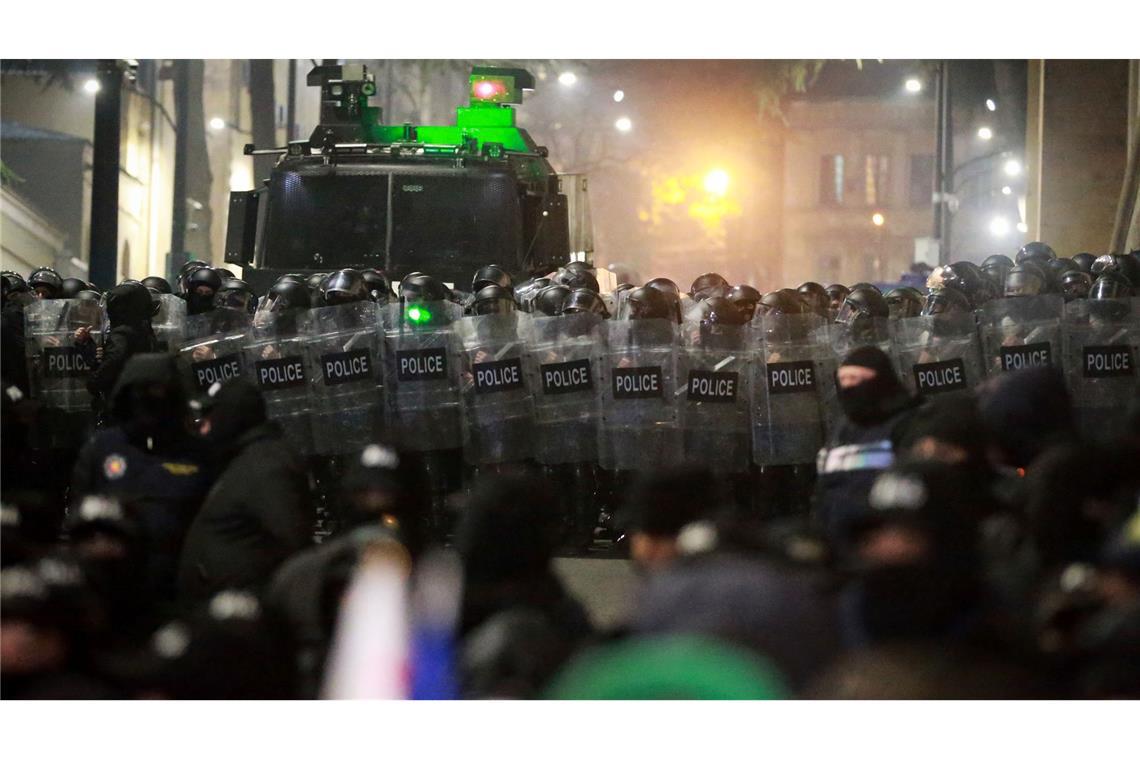 Proeuropäischer Protest in Georgien - Lage spitzt sich zu Ein Großaufgebot von Sicherheitskräften und zahlreiche Demonstranten stehen sich bei den Protesten gegenüber.