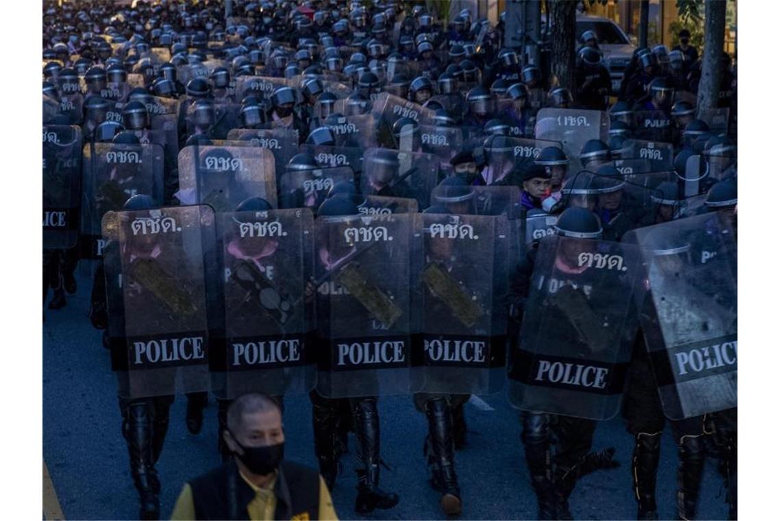 Thailand: Hartes Durchgreifen gegen Demokratiebewegung Ein Großaufgebot von Sicherheitskräften war zuvor zu dem Ort in der Nähe des Regierungssitzes gezogen, an dem die Demonstranten nach der Kundgebung vom Mittwoch kampiert hatten. Foto: Gemunu Amarasinghe/AP/dpa