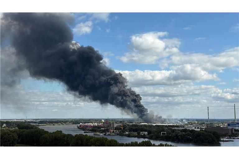Ein Großbrand im Hamburger Hafengebiet beschäftigt Hunderte Feuerwehrleute.