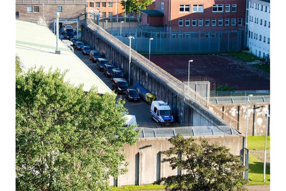 Ein Großeinsatz der Polizei ist auf dem Gelände der JVA Lübeck angelaufen. Foto: Daniel Bockwoldt