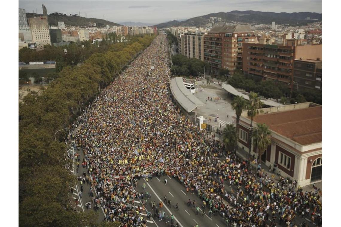 Ein großer Demonstrationszug auf dem Weg ins Zentrum der Stadt. Foto: Joan Mateu/AP/dpa