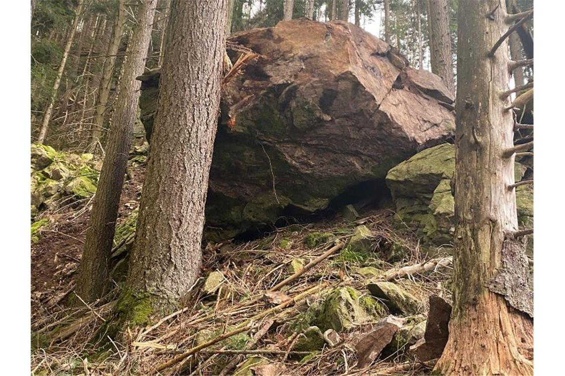 Zwei Felsblöcke im Höllental erfolgreich gesprengt Ein großer Felsbrocken hängt an einem Baum über dem Höllental. Nach Angaben der Deutschen Bahn wird der bis zu 60 Tonnen schwere Klotz wahrscheinlich am Freitagmittag gesprengt. Foto: Sachtleben Mining Services GmbH/Deutsche Bahn/dpa