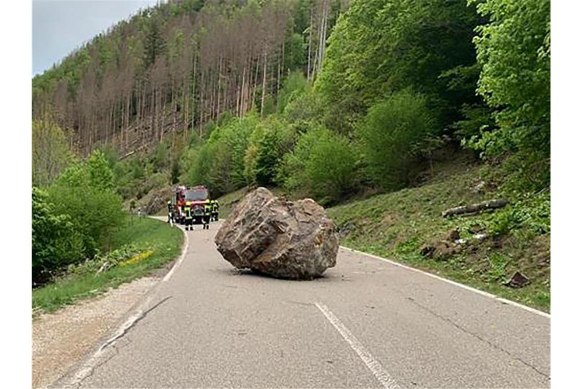 Großer Felsbrocken stürzt auf Landstraße im Südschwarzwald