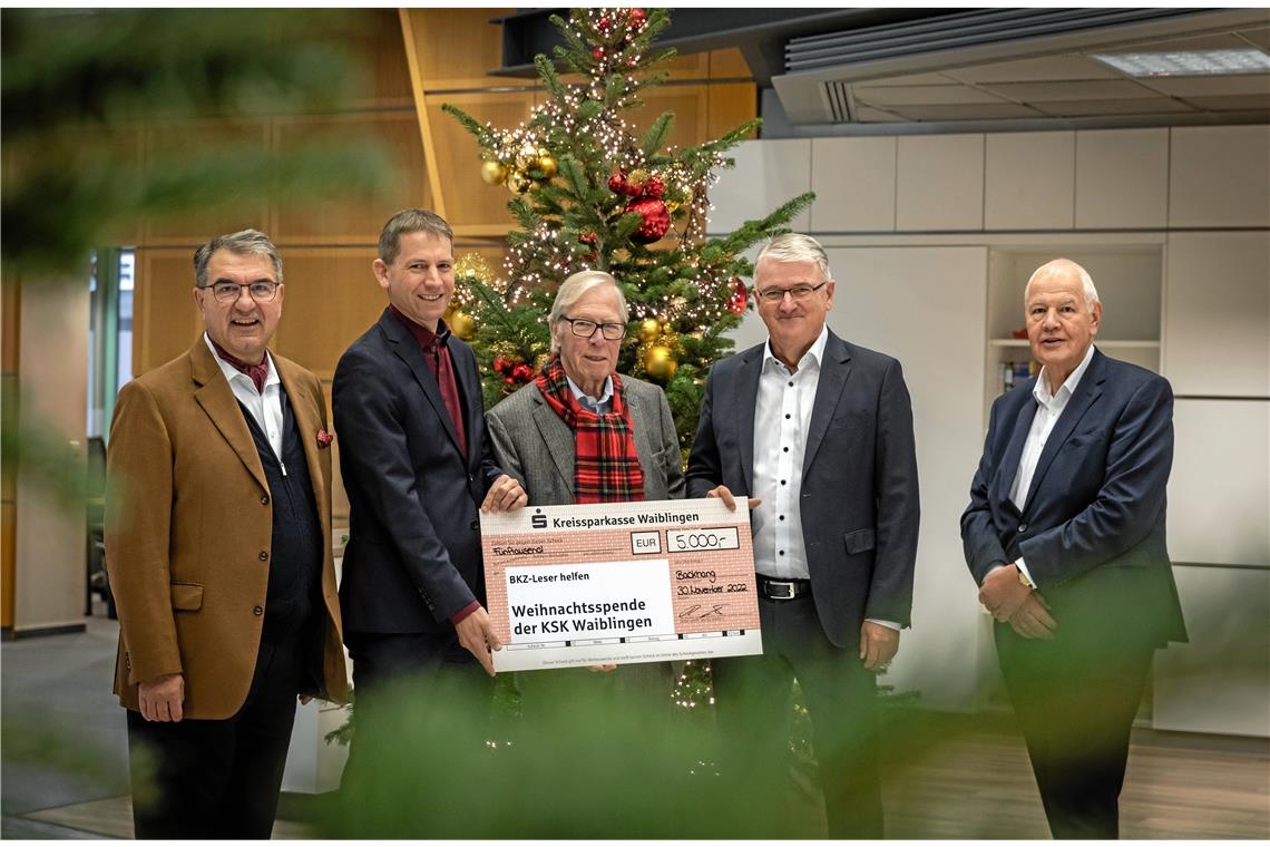 Kreissparkasse Waiblingen spendet 5000 Euro Ein großer Scheck für eine großzügige Spende: Thomas Hofmann, Kornelius Fritz, Werner Stroh, Ralph Walter und Volker Pohl (von links). Foto: Alexander Becher