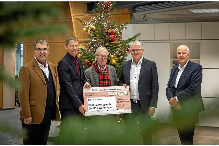 Ein großer Scheck für eine großzügige Spende: Thomas Hofmann, Kornelius Fritz, Werner Stroh, Ralph Walter und Volker Pohl (von links). Foto: Alexander Becher